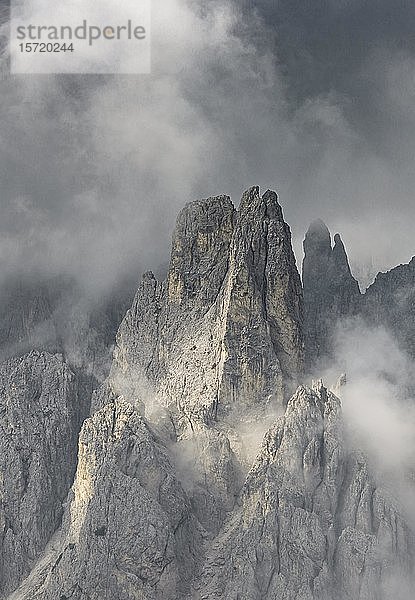 Bizarre Berggipfel mit dramatischen Wolken  Cimon di Croda Liscia und Cadini-Gruppe  Sextner Dolomiten  Belluno  Italien  Europa