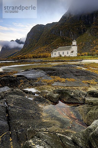 Kirche  Gimsoy  Küste  Herbst  Lofoten  Norwegen  Europa
