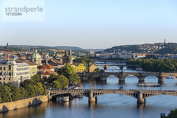 Stadtansicht mit Brücken über die Moldau  Karlsbrücke mit Altstädter Brückenturm  Prag  Böhmen  Tschechische Republik  Europa