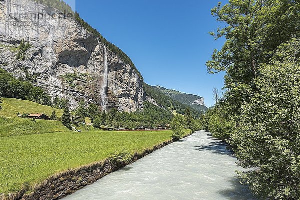 Berglandschaft  Weisse Lütschine und Staubbachfall  Lauterbrunnental  Lauterbrunnen  Berner Oberland  Schweiz  Europa