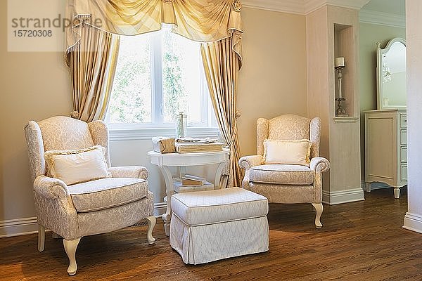 Gepolsterte Sessel  Ottomane und Tisch in einem luxuriösen Wohnhaus  Quebec  Kanada  Nordamerika
