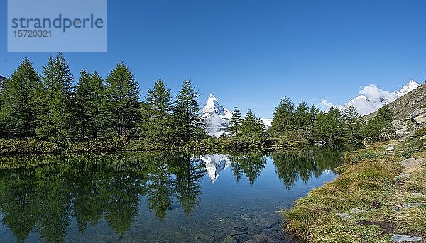 Schneebedecktes Matterhorn spiegelt sich im See  Grindijsee  Zermatt  Wallis  Schweiz  Europa