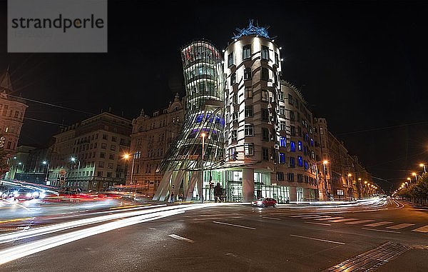 Dancing House  Ginger und Fred  Architekt Frank Gehry  Lichtspuren  Nachtaufnahme  Prag  Tschechische Republik  Europa