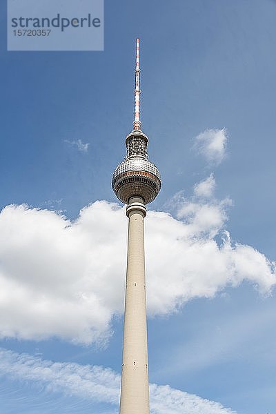 Berliner Fernsehturm Alex vor einem bewölkten Himmel  Berlin-Mitte  Berlin  Deutschland  Europa