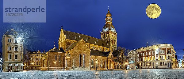 Rigaer Kathedrale bei Nacht und Vollmond  Riga  Lettland  Europa
