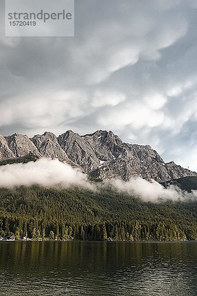 Eibsee vor Zugspitzmassiv mit Zugspitze  tiefhängende Wolken  Wettersteingebirge  bei Grainau  Oberbayern  Bayern  Deutschland  Europa