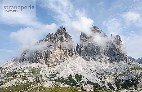 Drei Lavaredo-Gipfel  wolkenverhangene Bergspitzen  Südwand  Sextner Dolomiten  Belluno  Italien  Europa