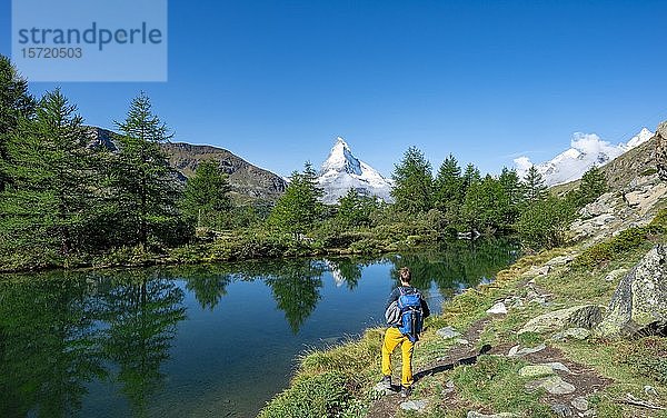 Wanderer am Grindij-See  schneebedecktes Matterhorn im Rücken  5-Seen-Wanderweg  Wallis  Schweiz  Europa