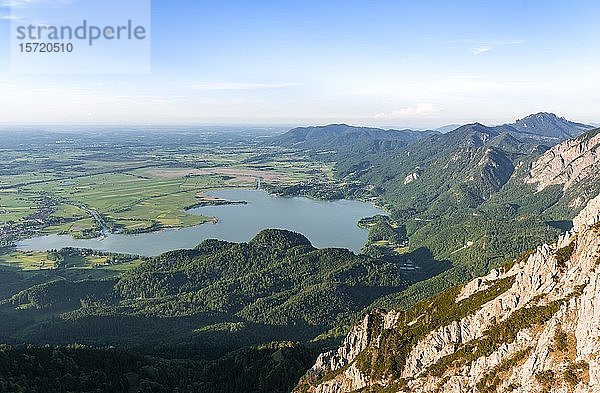 Blick auf den Kochelsee und das Alpenvorland  Oberbayern  Bayern  Deutschland  Europa