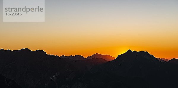 Berglandschaft  Bergsilhouetten bei Sonnenuntergang  Alpenpanorama  Karwendelgebirge  Tirol  Österreich  Europa