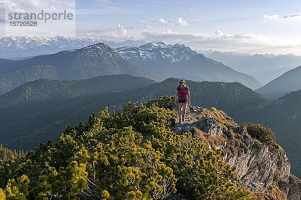 Wanderer blickt über Berglandschaft  Wanderweg der Herzogstand Heimgartenüberquerung  Oberbayern  Bayern  Deutschland  Europa