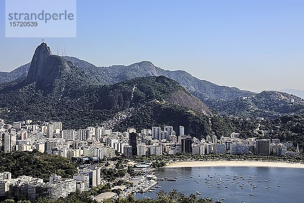 Blick vom Zuckerhut  Stadtansicht mit Christusstatue  Rio de Janeiro  Brasilien  Südamerika