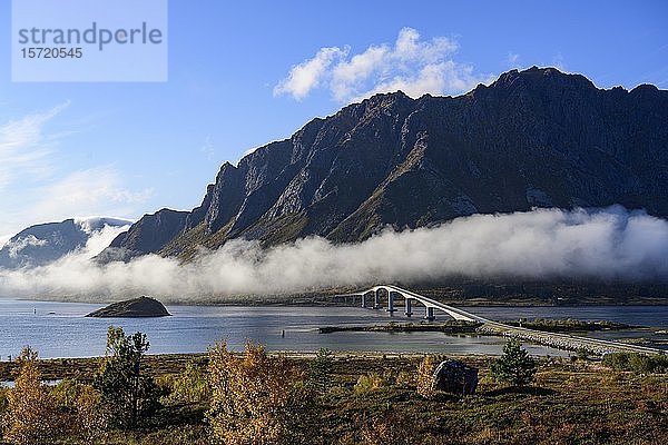 Berglandschaft im Herbst mit Brücke über das Meer  Nebelschwaden  Norwegischer Fjord  Vestvagoy  Lofoten  Nordland  Norwegen  Europa