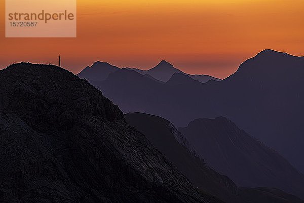 Gestaffelte Bergketten  Morgendämmerung über den Lechtaler Alpen  Elbigenalp  Lechtal  Außerfern  Tirol  Österreich  Europa