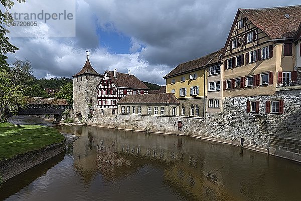 Historische Häuser mit Sulferturm am Kocher  Schwäbisch Hall  Baden-Württemberg  Deutschland  Europa