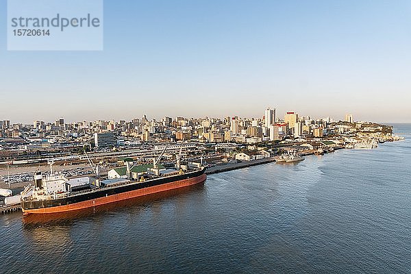 Stadtbild mit Hafen  Maputo  Mosambik  Afrika