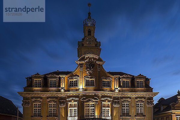 Beleuchtetes barockes Rathaus von 1735  Abenddämmerung  Schwäbisch Hall  Baden-Württemberg  Deutschland  Europa