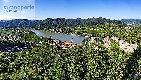Blick von der Ruine Dürnstein zum Stift Dürnstein mit der Donau  Dürnstein  Wachau  Niederösterreich  Österreich  Europa