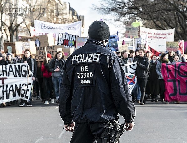 Polizist beobachtet Demonstration beim Klimastreik  Fridays for Future  Berlin  Deutschland  Europa
