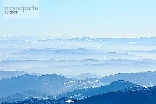 Blick vom Gipfel des Belchen auf schneebedeckte Berge und Höhenzüge  Schwarzwald  Baden-Württemberg  Deutschland  Europa