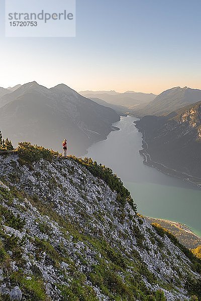Junge Frau blickt über Berglandschaft  Blick vom Bärenkopf zum Achensee  links Seebergspitze und Seekarspitze  Tirol  Österreich  Europa