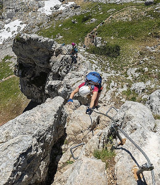 Junge Frau beim Klettern  Klettersteig  5-Gipfel-Klettersteig  an der Haidachstellwand  Wanderung im Rofangebirge  Tirol  Österreich  Europa