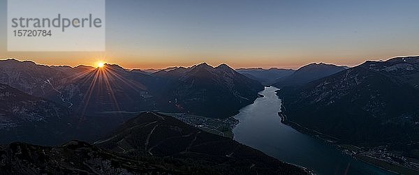 Sonnenuntergang  Bergpanorama vom Bärenkopf  Achensee  links Seebergspitze und Seekarspitze  rechts Rofangebirge  Tirol  Österreich  Europa