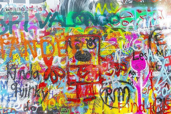 Buntes Graffiti an der John-Lennon-Mauer  Prag  Böhmen  Tschechische Republik  Europa