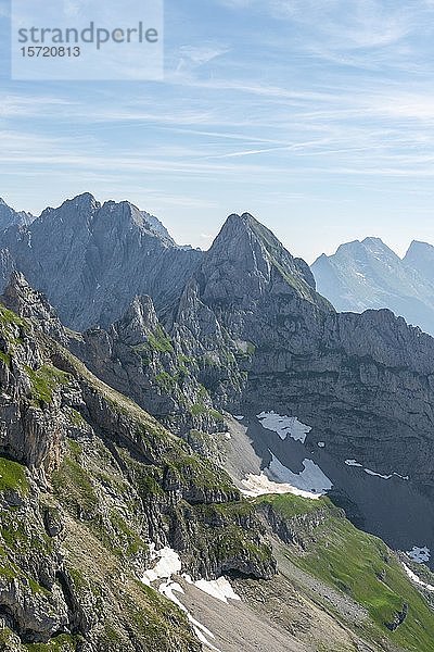 Blick auf Berggipfel  links Tiefkarspitze  Mitte östliche Larchetfleckspitze  Mittenwalder Höhenweg  Karwendelgebirge  Mittenwald  Deutschland  Europa