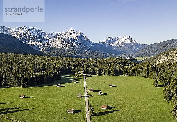 Heustadl auf einer Wiese  Ehrwalder Sonnenspitz und Berge  bei Ehrwald  Mieminger Kette  Tirol  Österreich  Europa