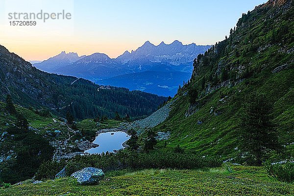 Berglandschaft  Abendstimmung am Gasselsee  im Hintergrund das Dachsteinmassiv  Steiermark  Österreich  Europa