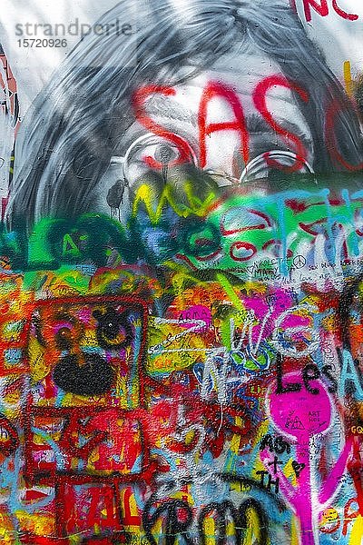 Buntes Graffiti an der John-Lennon-Mauer  Prag  Böhmen  Tschechische Republik  Europa