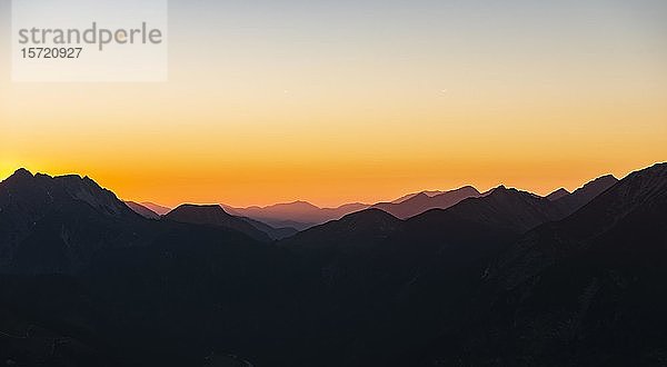 Berglandschaft  Bergsilhouetten bei Sonnenuntergang  Alpenpanorama  Karwendelgebirge  Tirol  Österreich  Europa