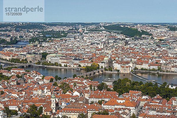 Blick vom Petrin Park auf die Karlsbrücke  Prager Altstadt mit Moldau  Prag  Böhmen  Tschechische Republik  Europa