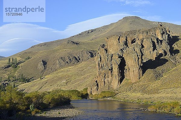 Bizarre Felsen am Rio Aluminé  Pilolil  Provinz Neuquén  Argentinien  Südamerika