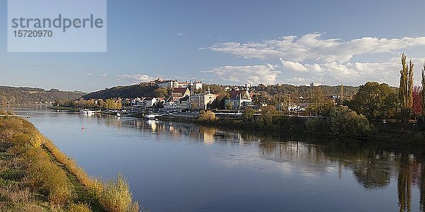 Stadtbild mit Schloss und Elbe  Pirna  Sächsische Schweiz  Sachsen  Deutschland  Europa