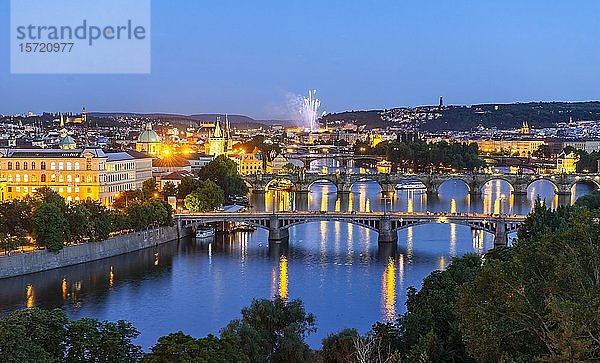 Stadtansicht  Brücken über die Moldau  Karlsbrücke mit Altstädter Brückenturm und Wasserturm  Feuerwerk im Hintergrund  Abendstimmung  Prag  Böhmen  Tschechische Republik  Europa