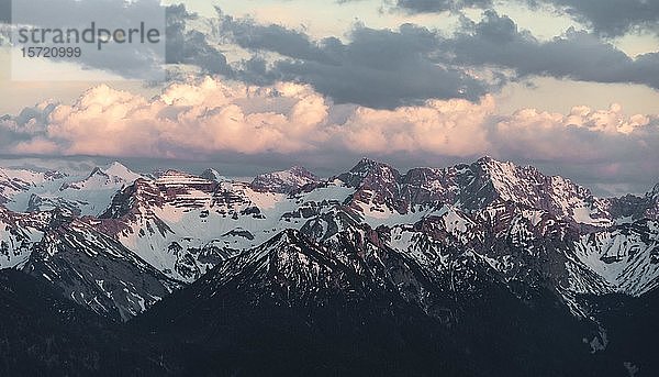 Karwendelgebirge  Große Seekarspitze  Blick auf schneebedeckte Berge bei Sonnenuntergang mit bewölktem Himmel  Alpen  Oberbayern  Bayern  Deutschland  Europa