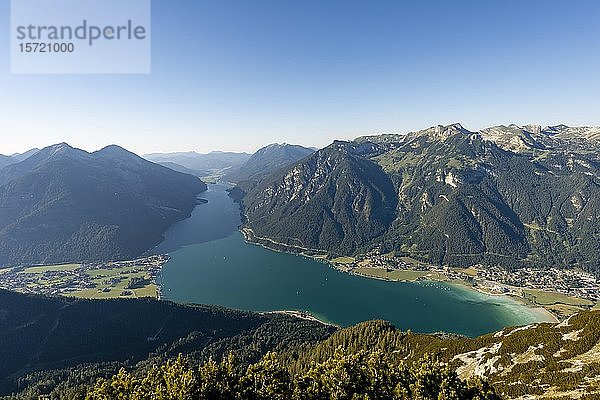 Bergpanorama vom Bärenkopf  Achensee  links Seebergspitze und Seekarspitze  rechts Rofangebirge  Tirol  Österreich  Europa
