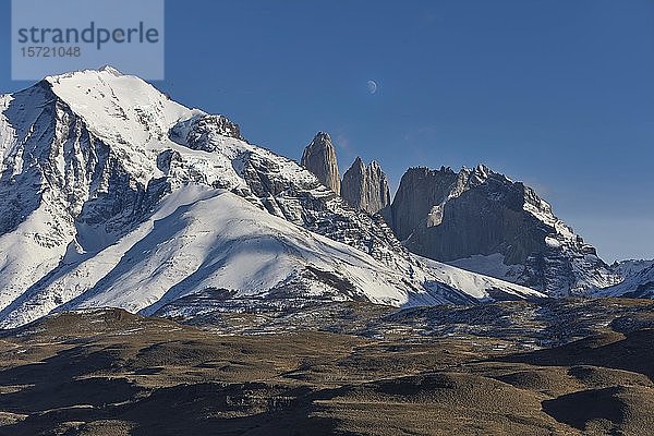 Berglandschaft  schneebedeckter Monte Almirante Nieto und Gipfel des Torre Central  Torre Monzino  Nido de Condores  über dem Mond  Torres del Paine Nationalpark  Patagonien  Chile  Südamerika