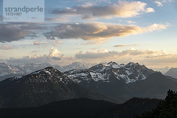 Blick auf schneebedeckten Simetsberg und Hohe Kisten  Estergebirge  Alpen  Oberbayern  Bayern  Deutschland  Europa