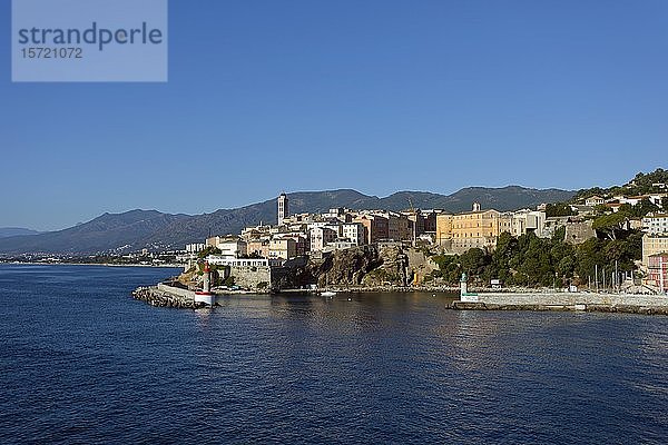 Stadtansicht mit Hafen  Küstenstadt Bastia  Mittelmeer  Koriska  Frankreich  Europa