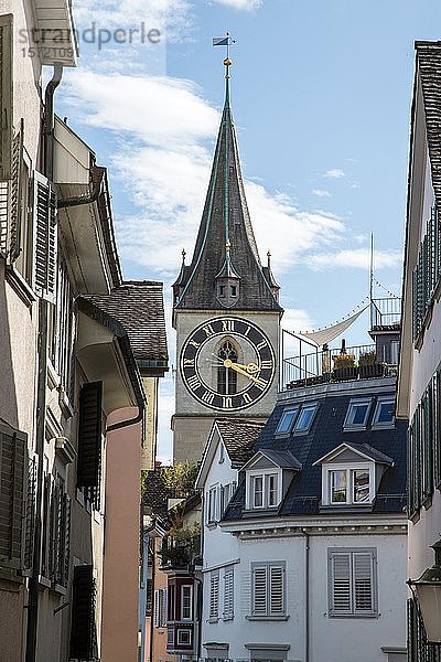 Kirchturm von St. Pete zwischen Häusern  Zürich  Schweiz  Europa