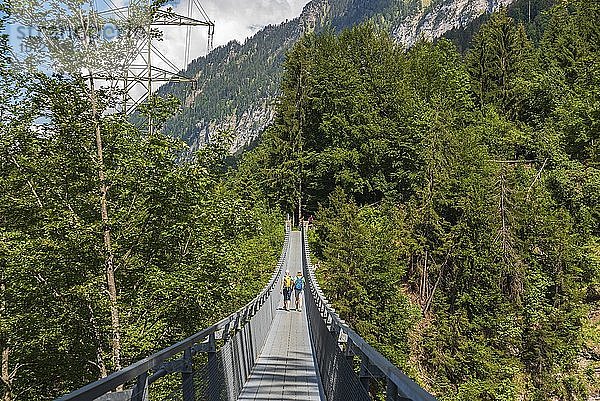 Wanderer auf der Panoramabrücke  Leissingen  Berner Oberland  Schweiz  Europa
