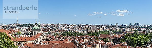 Stadtansicht  Blick vom Hradschin über die Stadt mit der St.-Nikolaus-Kirche  Prager Kleinseite  Prag  Tschechische Republik  Europa