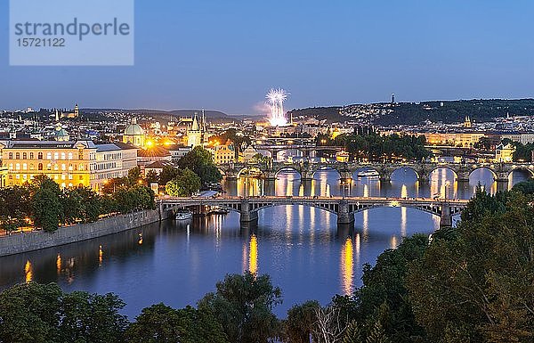 Stadtansicht  Brücken über die Moldau  Karlsbrücke mit Altstädter Brückenturm und Wasserturm  Feuerwerk im Hintergrund  Abendstimmung  Prag  Böhmen  Tschechische Republik  Europa