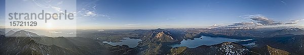 Bergpanorama  Blick vom Herzogstand auf den Kochel- und Walchensee mit Rabenkopf  Benediktenwand und Jochberg  Alpen  Oberbayern  Bayern  Deutschland  Europa
