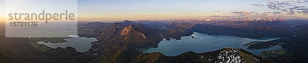 Bergpanorama  Blick vom Herzogstand zum Kochelsee  Walchensee  Jochberg und Alpenvorland und -kette  Sonnenuntergang  Alpen  Oberbayern  Bayern  Deutschland  Europa