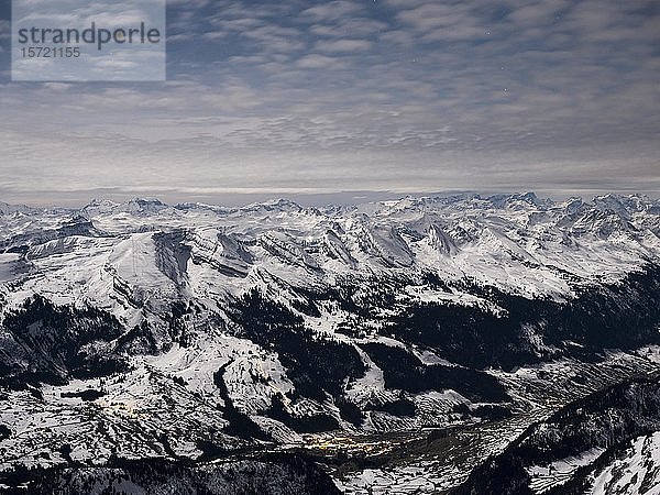 Winterlandschaft im Vollmondlicht auf dem Säntis  Alpstein  Appenzell  Schweiz  Europa