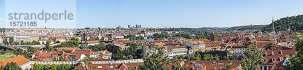 Stadtansicht  Blick vom Hradschin über die Stadt  Prager Kleinseite  Prag  Tschechische Republik  Europa